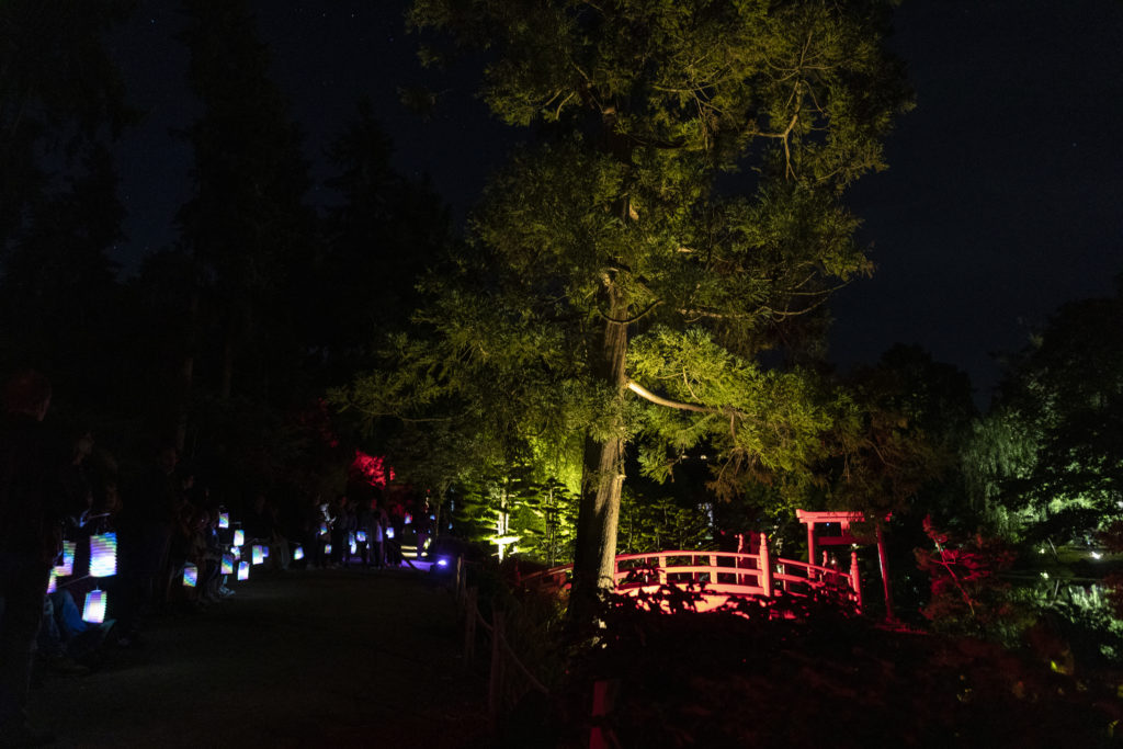 Promenades de nuit, Pont rouge et lampions